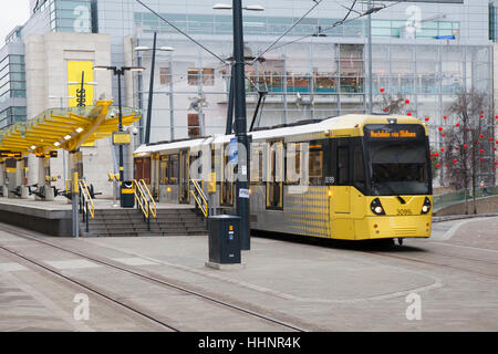 Piccadilly Gardens Straßenbahn, Straßenbahn, Trolleybus, Trolleybusse in Exchange Square, Manchester, Großbritannien Stockfoto