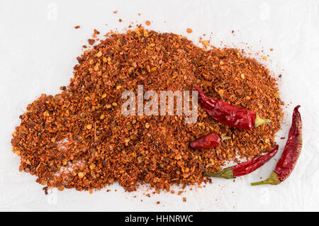 Gemahlener roter Pfeffer und getrockneter Paprika closeup Stockfoto