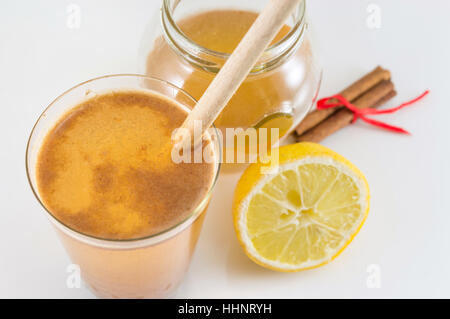 Honig-Zitrone und Zimt trinken auf weißem Hintergrund Stockfoto