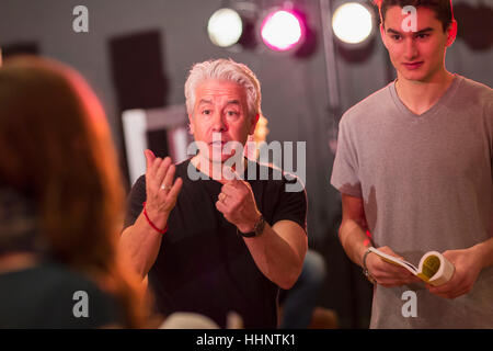 Lehrer im Gespräch mit Studenten in Theater-Klasse Stockfoto