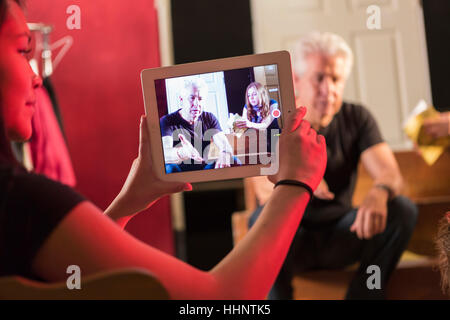 Lehrer-Schüler-Aufnahme im Theater-Klasse mit digital-Tablette Stockfoto