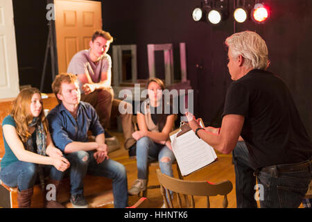Lehrer im Gespräch mit Studenten in Theater-Klasse Stockfoto