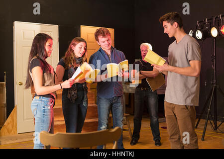 Lehrer beobachten Studenten in Theater-Klasse Stockfoto