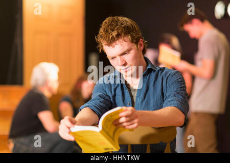 Kaukasische Teenager lesen Skript in Theater-Klasse Stockfoto