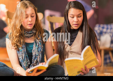 Mädchen im Teenageralter Skripte in Theater-Klasse lesen Stockfoto