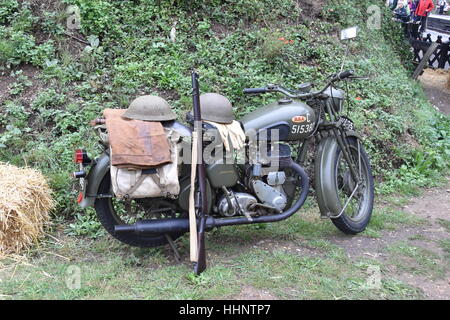 BSA-Motorrad und Lee Enfiled 303-Gewehr. Stockfoto