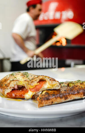 Pizzastücke auf Teller in der pizzeria Stockfoto