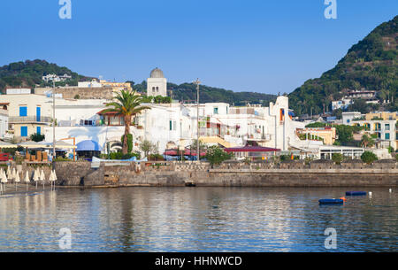 Coastal Hauptstraße der Stadt Lacco Ameno. Auf der Insel Ischia, Mittelmeerküste, Golf von Neapel, Italien Stockfoto