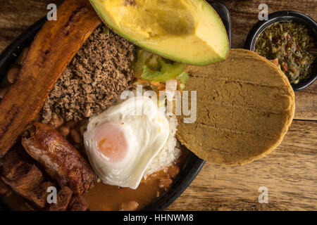 Nahaufnahme der typische kolumbianische Gerichte aus der Gegend von Medellin genannt Bandeja Paisa Stockfoto