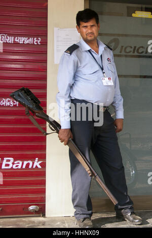 Bewaffnete Wache bei ICICI Bank Geldautomaten Daman Indien Stockfoto
