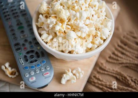 Schüssel Popcorn und Fernbedienung Stockfoto