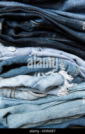 Stapel von gefalteten Blue jeans Stockfoto