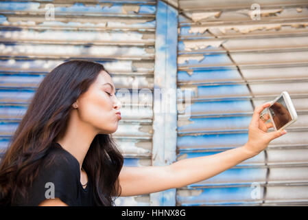 Thai-Frau für Handy Selfie kräuseln Stockfoto