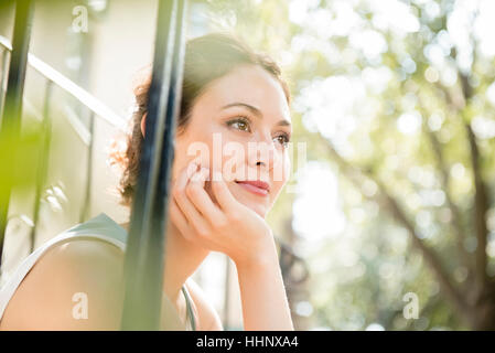 Nachdenklich Thai-Frau mit Hand am Kinn Stockfoto