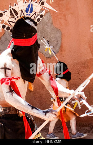 Apache-Mann und der junge traditionellen Insignien tragen Stockfoto