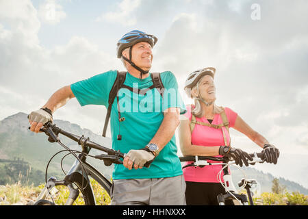 Kaukasische paar stehend mit Mountain-bikes Stockfoto