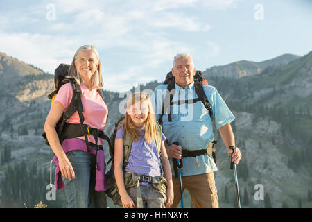 Kaukasische Großeltern und Enkelin Wandern am Berg Stockfoto