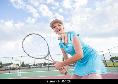 Kaukasische Frau mit Tennisschläger Stockfoto