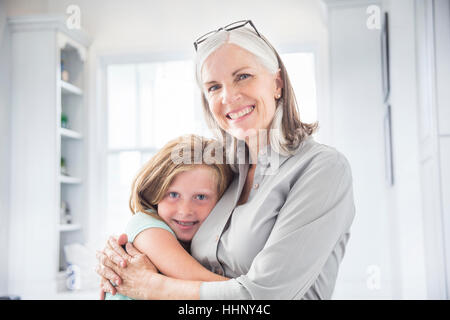 Kaukasische Großmutter und Enkelin umarmt Stockfoto