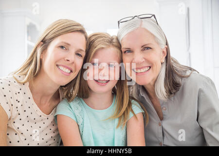 Porträt von Frauen und Mädchen lächelnd Wange an Wange Stockfoto