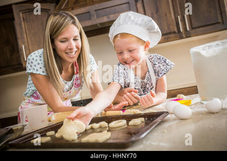 Kaukasische Mutter und Tochter Kekse backen Stockfoto