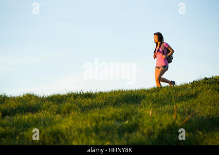 Asiatische Frau Wandern auf Hügel Stockfoto