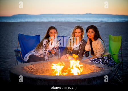 Frau am Strand von Feuerstelle entspannen Stockfoto