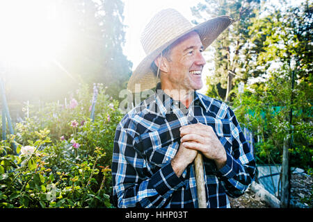 Lächelnder kaukasischen Mann stehend im Garten Stockfoto