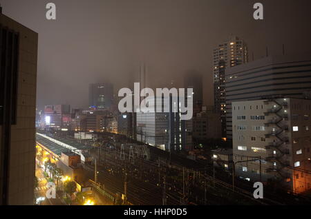 Shinjuku, Tokyo Skyline bei Nacht während eines Taifuns Stockfoto