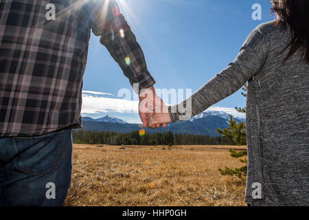 Kaukasische paar halten Hände im Feld Stockfoto