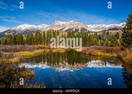 Spiegelbild des Berges im Fluss Stockfoto