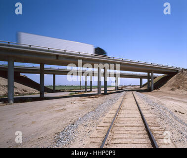 LKW fahren auf Autobahn-Überführung über Bahnstrecke Stockfoto