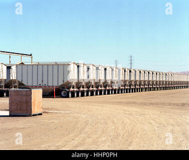 Reihe von Containern auf Sattelzügen Stockfoto