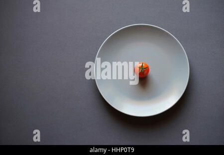 Tomaten auf weißen Teller Stockfoto