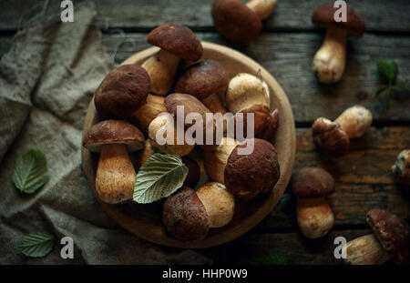 Schüssel mit Pilzen auf Holztisch Stockfoto