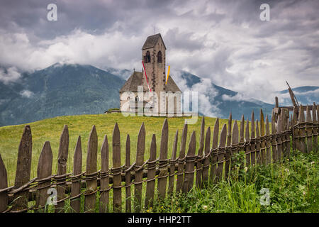 Die Kirche von San Giacomo al Passo in Val di Funes Stockfoto