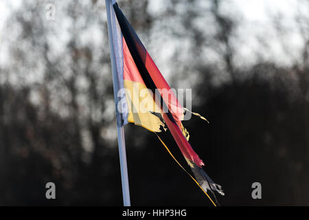 Flagge Deutschland, Fahne Deutschland, zerrissen, zerrissen, gebrochen. Symbol, symbolisch, Leistung, staatliche, Krise. Macht Krise, schwarz rot Gold, G Stockfoto