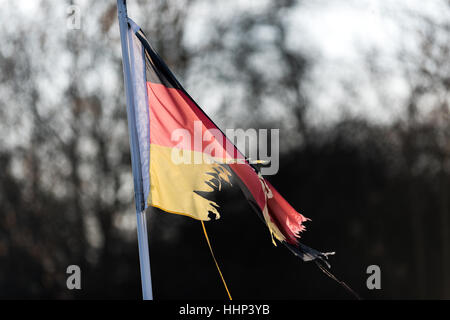 Flagge Deutschland, Fahne Deutschland, zerrissen, zerrissen, gebrochen. Symbol, symbolisch, Leistung, staatliche, Krise. Macht Krise, schwarz rot Gold, G Stockfoto