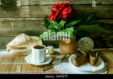 Schwarzer Kaffee und chinesische rose Stockfoto