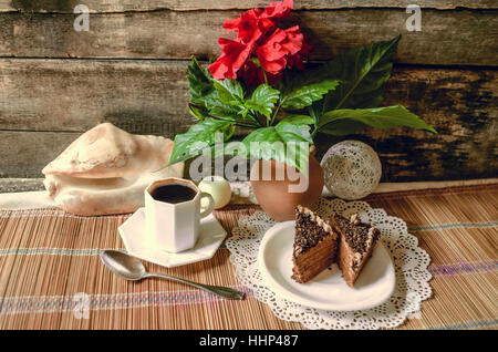 Schwarzer Kaffee, stieg Scheiben Schokoladenkuchen und Chinesen im Tontopf Stockfoto