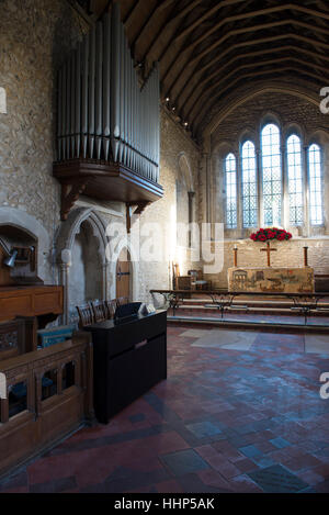 Altar und Orgel im Kirchenschiff der Holy Trinity Church, Bosham, West Sussex, England Stockfoto