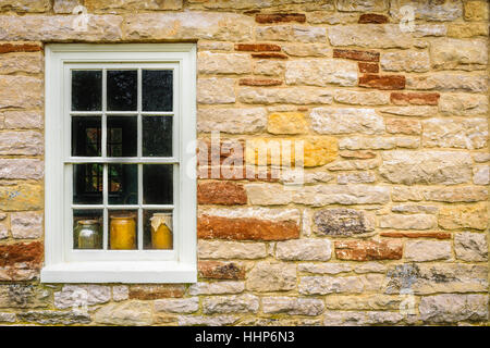 Fenster mit Keramik in eine Steinmauer. Stockfoto