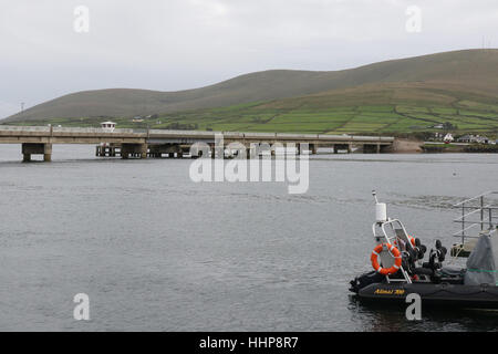 Die Straßenbrücke zwischen Valentia Island und Portmagee, County Kerry, Irland. Die Aussicht ist von Valentia Island Portmagee. Stockfoto