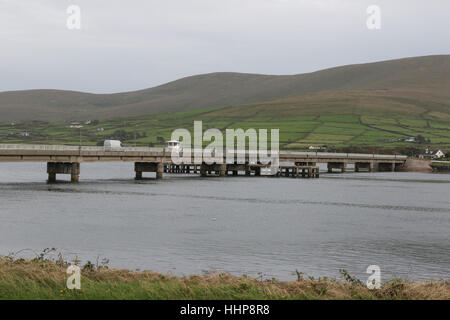 Die Straßenbrücke zwischen Valentia Island und Portmagee, County Kerry, Irland. Die Aussicht ist von Valentia Island Portmagee. Stockfoto