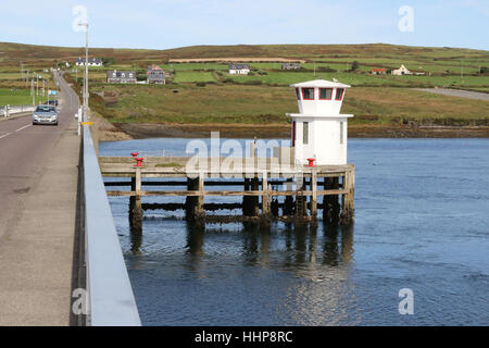 Die Straßenbrücke zwischen Valentia Island und Portmagee, County Kerry, Irland. Der Verkehr kommt von Valentia Island. Stockfoto