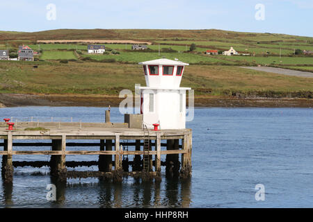 Die Straßenbrücke zwischen Valentia Island und Portmagee, County Kerry, Irland. Valentia Island ist im Hintergrund. Stockfoto