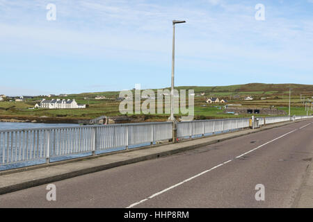 Die Straßenbrücke zwischen Valentia Island und Portmagee, County Kerry, Irland. Valentia Island befindet sich am Ende der Brücke. Stockfoto