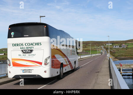 Die Straßenbrücke zwischen Valentia Island und Portmagee, County Kerry, Irland. Der Trainer ist auf Valentia Island Überschrift. Stockfoto