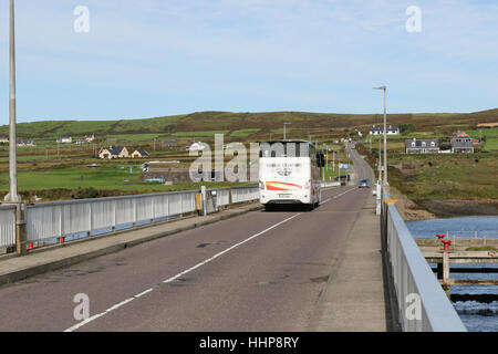 Die Straßenbrücke zwischen Valentia Island und Portmagee, County Kerry, Irland. Der Verkehr ist auf Valentia Island reisen. Stockfoto