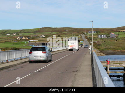 Die Straßenbrücke zwischen Valentia Island und Portmagee, County Kerry, Irland. Der Verkehr ist auf Valentia Island Überschrift. Stockfoto